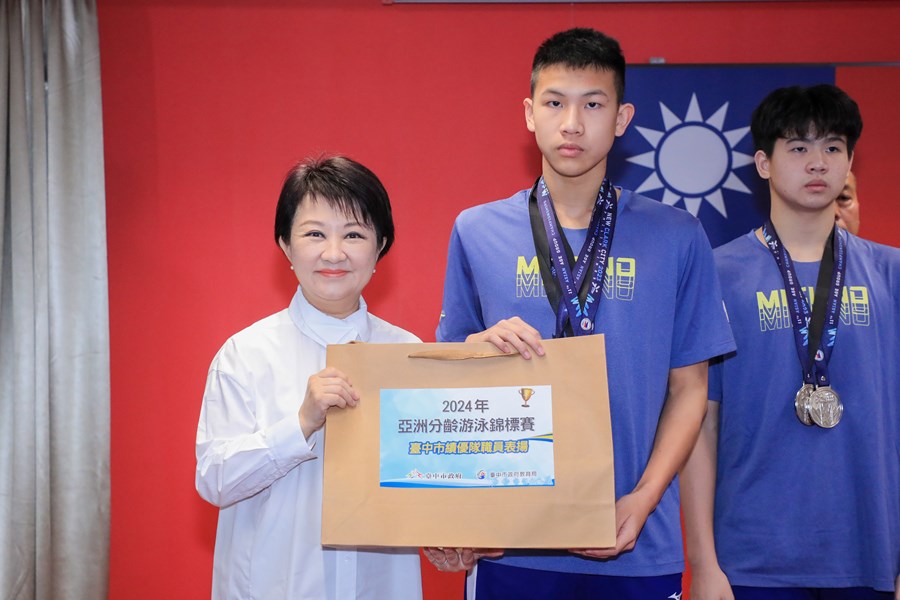 市長表揚2024 亞洲分齡游泳錦標賽榮獲7 銀4銅的所有優秀選手及教練