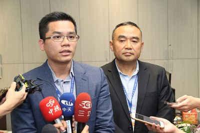 市府副秘書長陳如昌(右)、新聞局長吳皇昇(左)說明