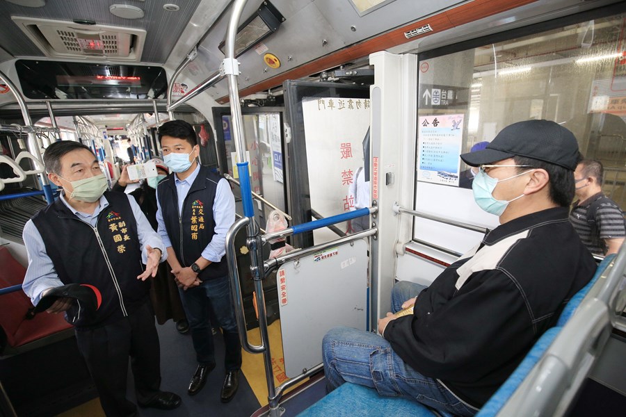 黃國榮副市長(左1)與交通局長葉昭甫(中)到公車上向乘客宣導戴口罩政策