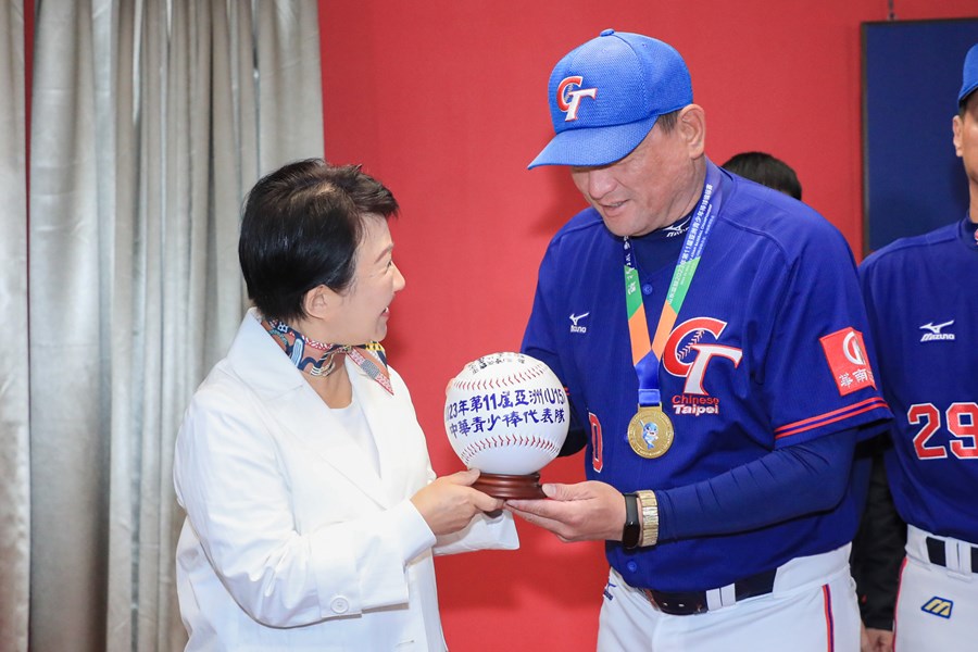 致贈市長2023第十一屆亞洲青少棒錦標賽全隊簽名球