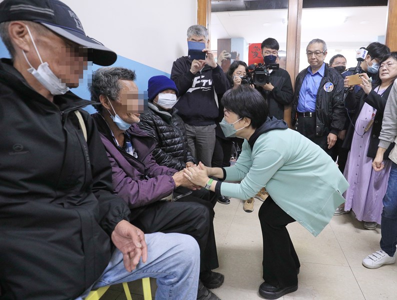 市長年前關懷慰問街友---TSAI (6)