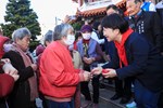 盧市長大年初二至清水區紫雲巖發送龍年小紅包 (3)