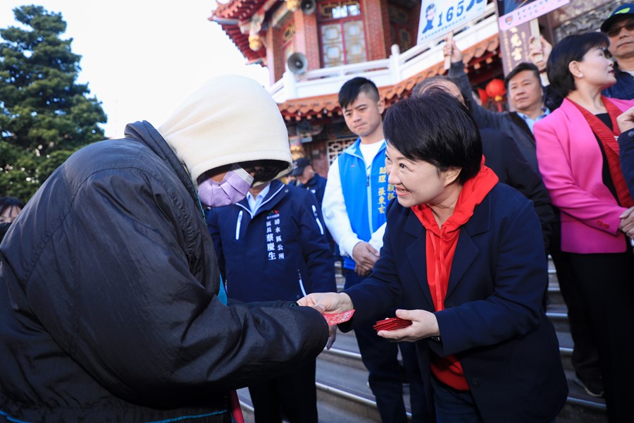 盧市長大年初二至清水區紫雲巖發送龍年小紅包 (18)