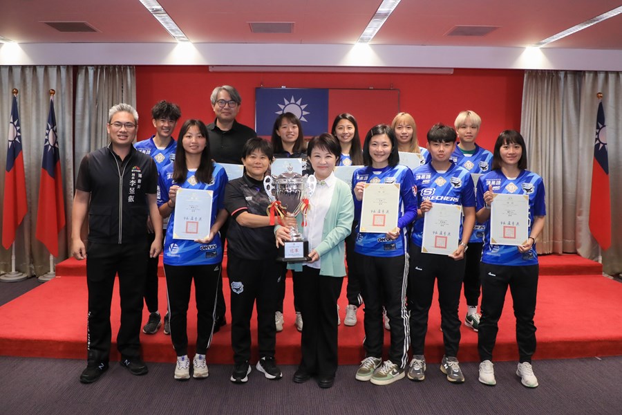 市長表揚臺中藍鯨女子足球隊榮獲2023臺灣木蘭足球聯賽冠軍