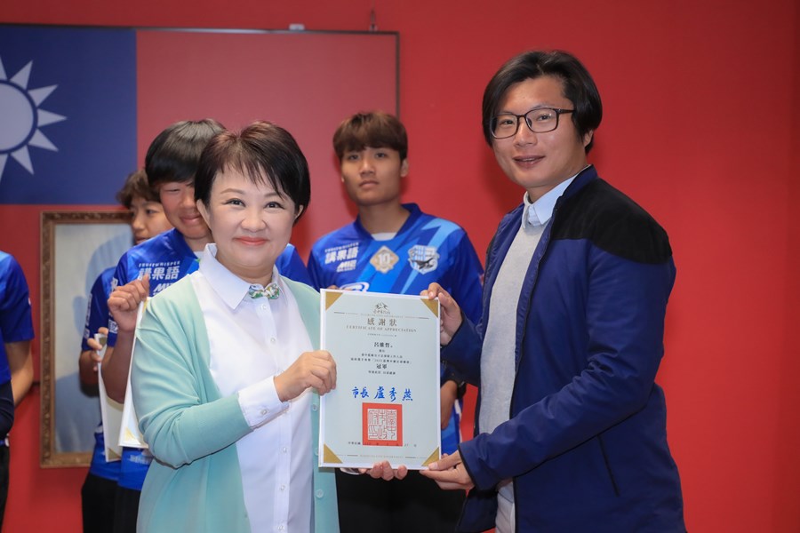 市長表揚臺中藍鯨女子足球隊榮獲2023臺灣木蘭足球聯賽冠軍