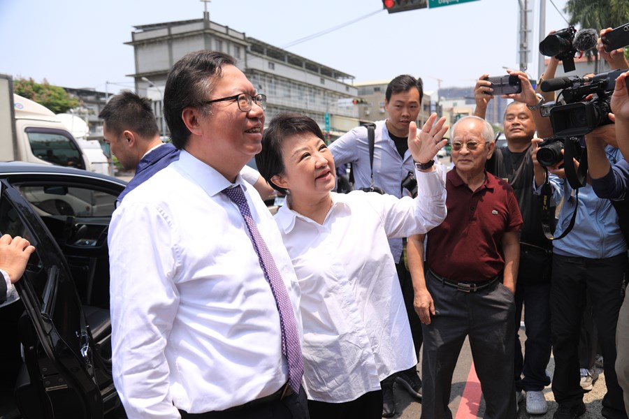 盧市長與鄭文燦副院長品嚐台中酸菜白肉鍋--TSAI (13)