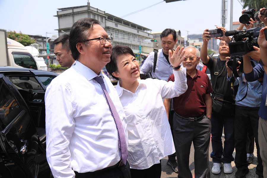 盧市長與鄭文燦副院長品嚐台中酸菜白肉鍋--TSAI (14)