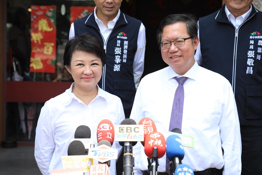 盧市長與鄭文燦副院長品嚐台中酸菜白肉鍋--TSAI (22)