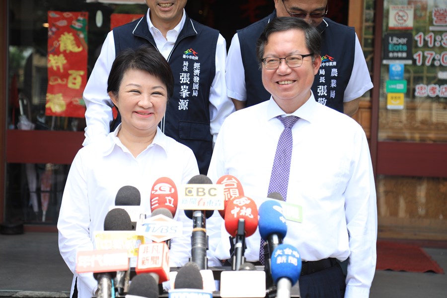 盧市長與鄭文燦副院長品嚐台中酸菜白肉鍋--TSAI (27)