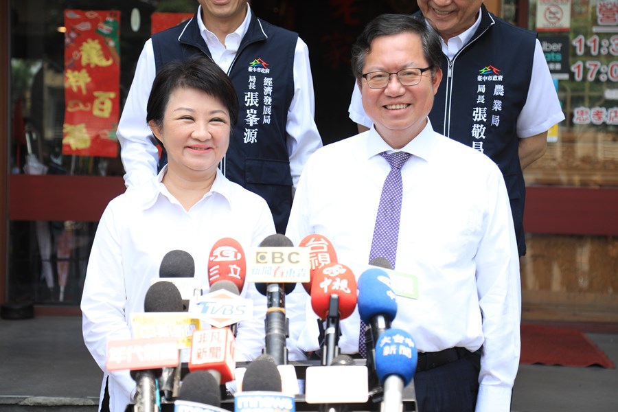 盧市長與鄭文燦副院長品嚐台中酸菜白肉鍋--TSAI (29)