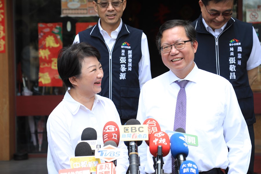 盧市長與鄭文燦副院長品嚐台中酸菜白肉鍋--TSAI (35)