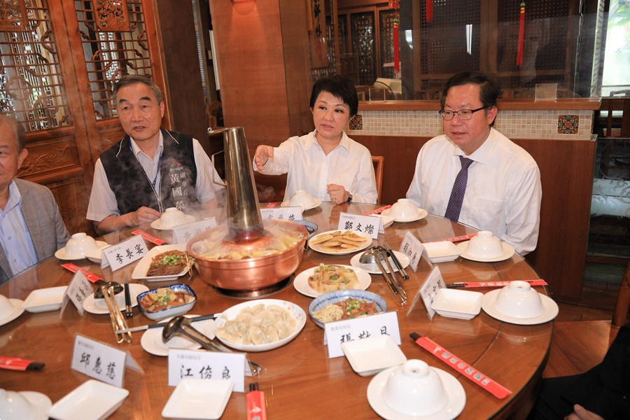 盧市長與鄭文燦副院長品嚐台中酸菜白肉鍋--TSAI (55)