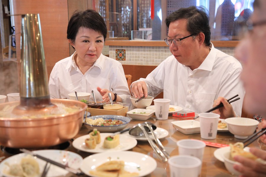盧市長與鄭文燦副院長品嚐台中酸菜白肉鍋--TSAI (68)