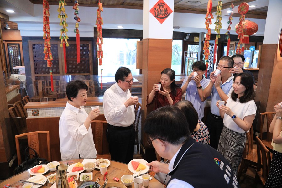 盧市長與鄭文燦副院長品嚐台中酸菜白肉鍋--TSAI (80)
