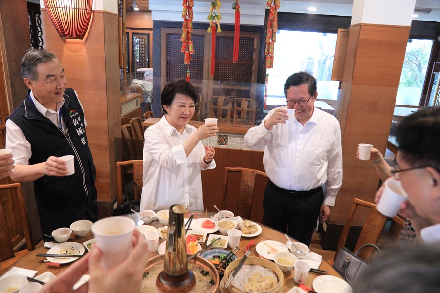 盧市長與鄭文燦副院長品嚐台中酸菜白肉鍋--TSAI (81)