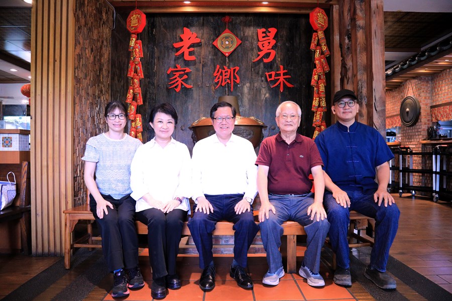 盧市長與鄭文燦副院長品嚐台中酸菜白肉鍋--TSAI (83)