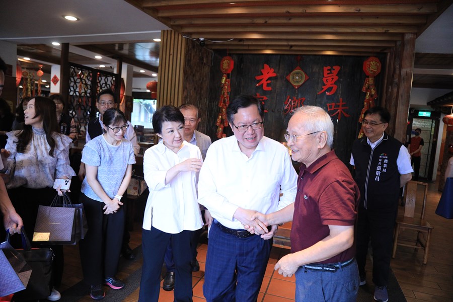盧市長與鄭文燦副院長品嚐台中酸菜白肉鍋--TSAI (92)