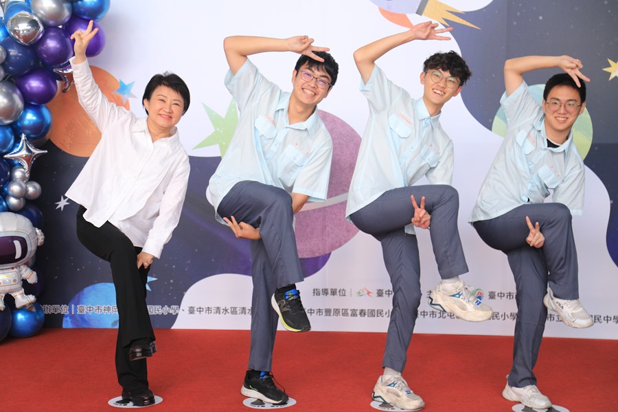 台中市高級中等以下學校112學年度畢業生市長獎合影(高中組)--TSAI (1)