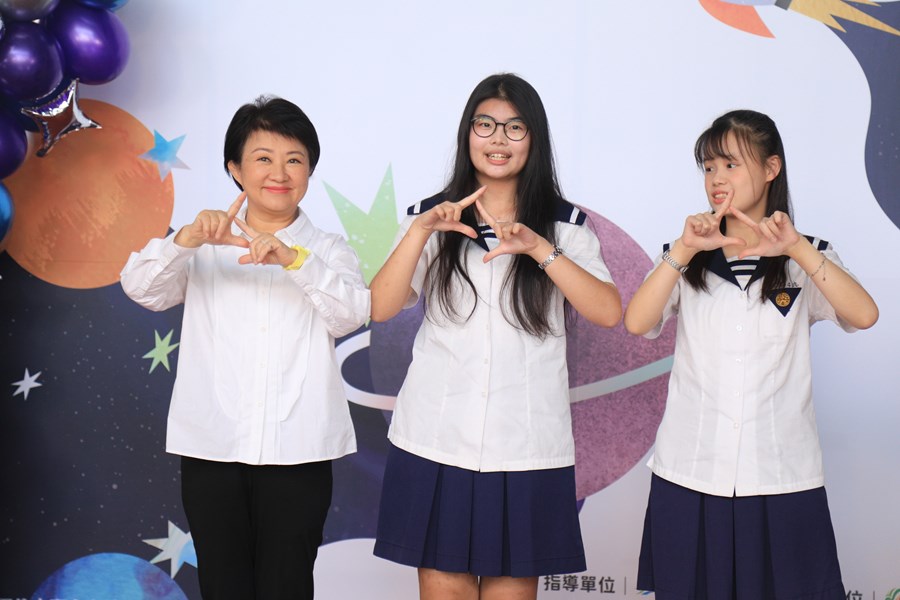 台中市高級中等以下學校112學年度畢業生市長獎合影(高中組)--TSAI (7)