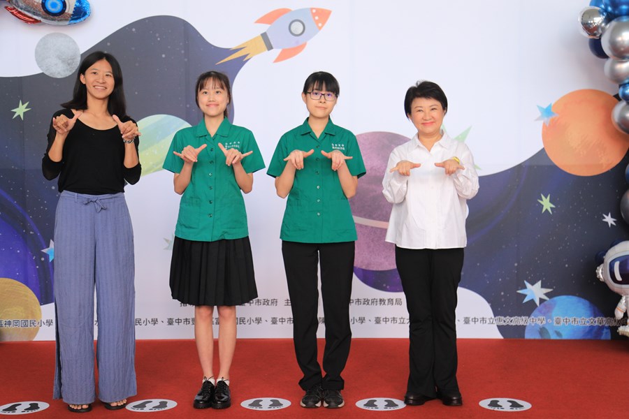 台中市高級中等以下學校112學年度畢業生市長獎合影(高中組)--TSAI (10)