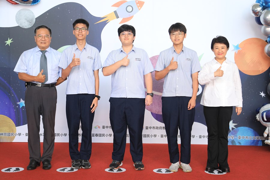 台中市高級中等以下學校112學年度畢業生市長獎合影(高中組)--TSAI (13)