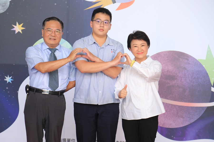 台中市高級中等以下學校112學年度畢業生市長獎合影(高中組)--TSAI (36)