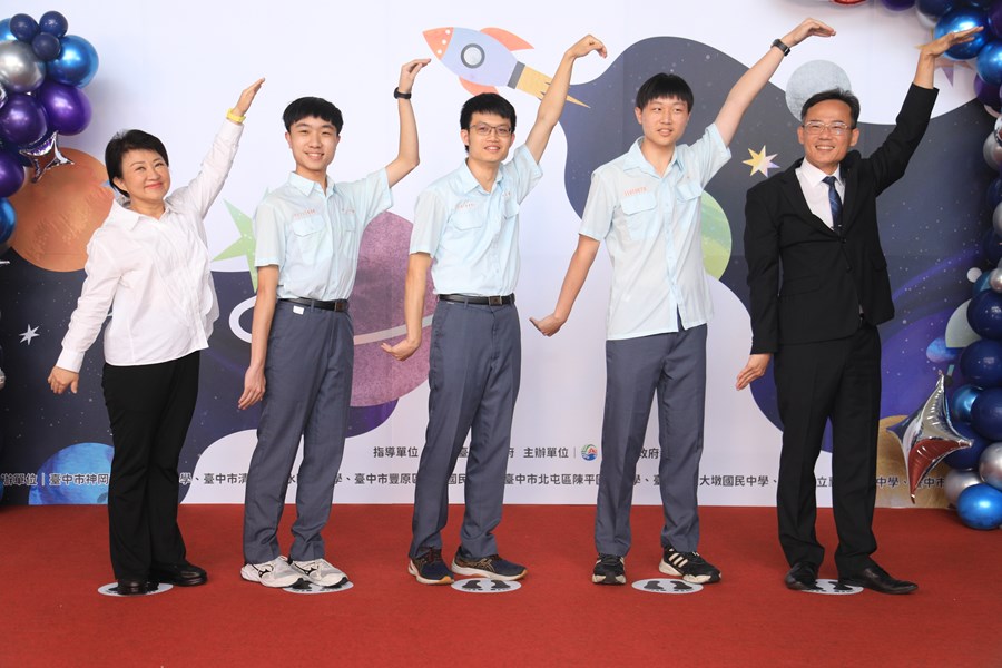 台中市高級中等以下學校112學年度畢業生市長獎合影(高中組)--TSAI (37)