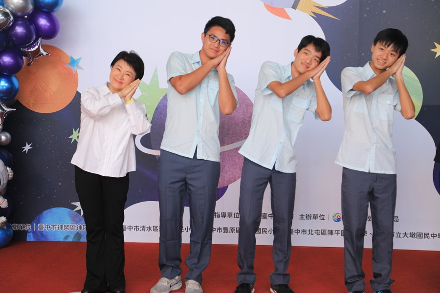 台中市高級中等以下學校112學年度畢業生市長獎合影(高中組)--TSAI (45)