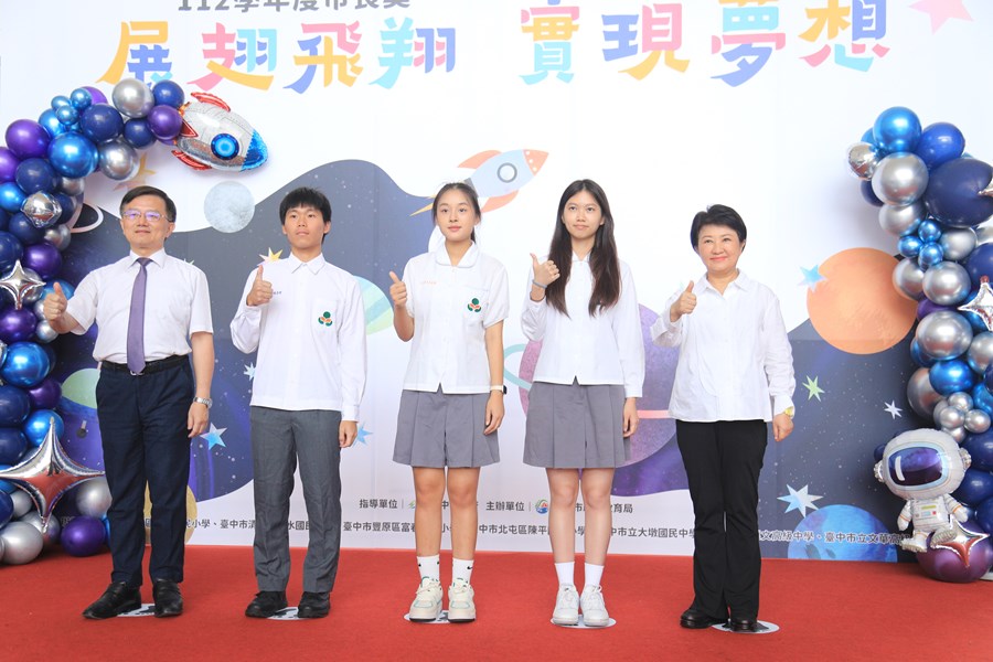 台中市高級中等以下學校112學年度畢業生市長獎合影(高中組)--TSAI (55)