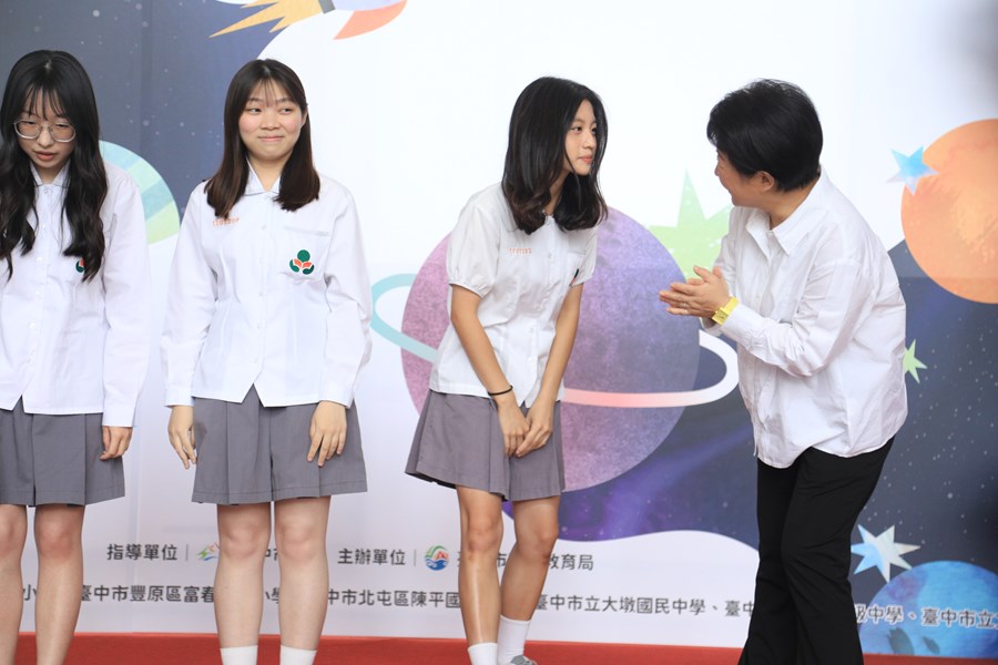 台中市高級中等以下學校112學年度畢業生市長獎合影(高中組)--TSAI (62)