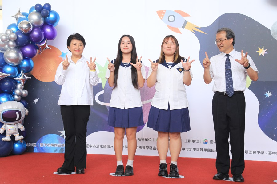 台中市高級中等以下學校112學年度畢業生市長獎合影(高中組)--TSAI (63)
