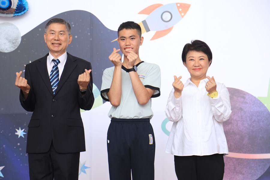 台中市高級中等以下學校112學年度畢業生市長獎合影(高中組)--TSAI (78)