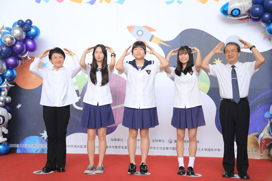 台中市高級中等以下學校112學年度畢業生市長獎合影(高中組)--TSAI (81)