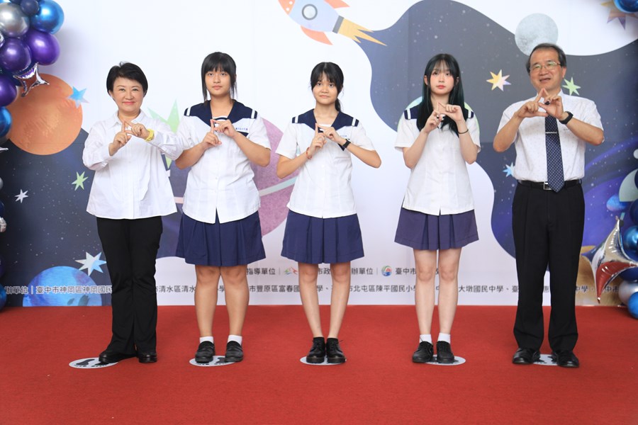 台中市高級中等以下學校112學年度畢業生市長獎合影(高中組)--TSAI (87)