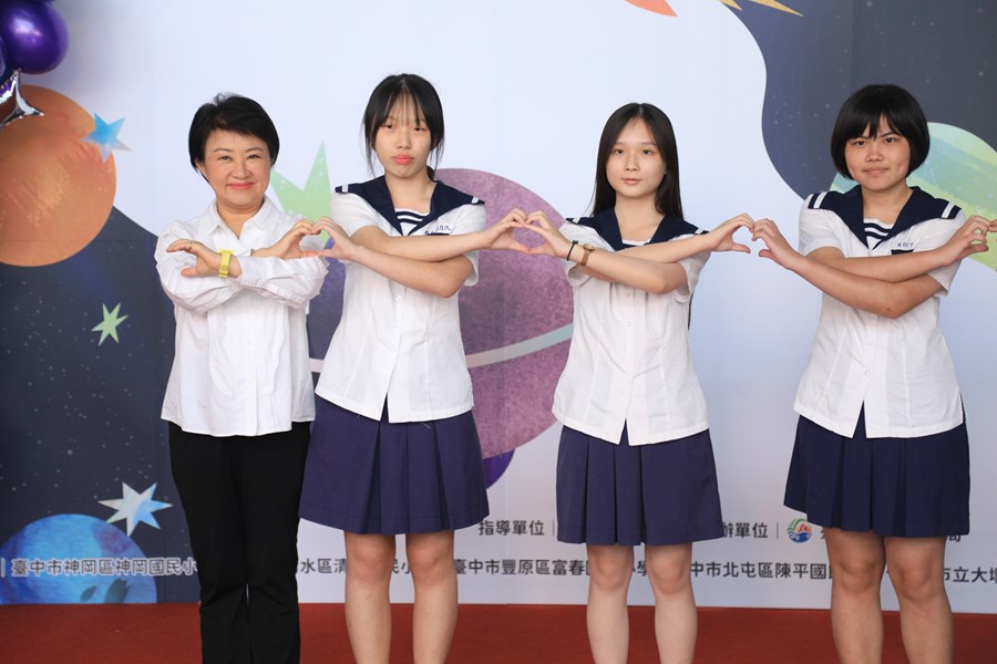 台中市高級中等以下學校112學年度畢業生市長獎合影(高中組)--TSAI (99)