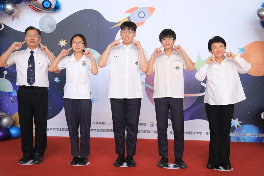 台中市高級中等以下學校112學年度畢業生市長獎合影(高中組)--TSAI (100)