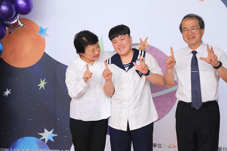 台中市高級中等以下學校112學年度畢業生市長獎合影(高中組)--TSAI (103)
