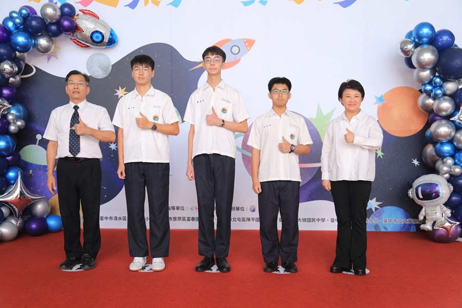 台中市高級中等以下學校112學年度畢業生市長獎合影(高中組)--TSAI (109)