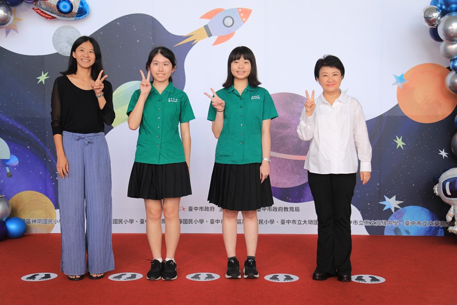 台中市高級中等以下學校112學年度畢業生市長獎合影(高中組)--TSAI (129)
