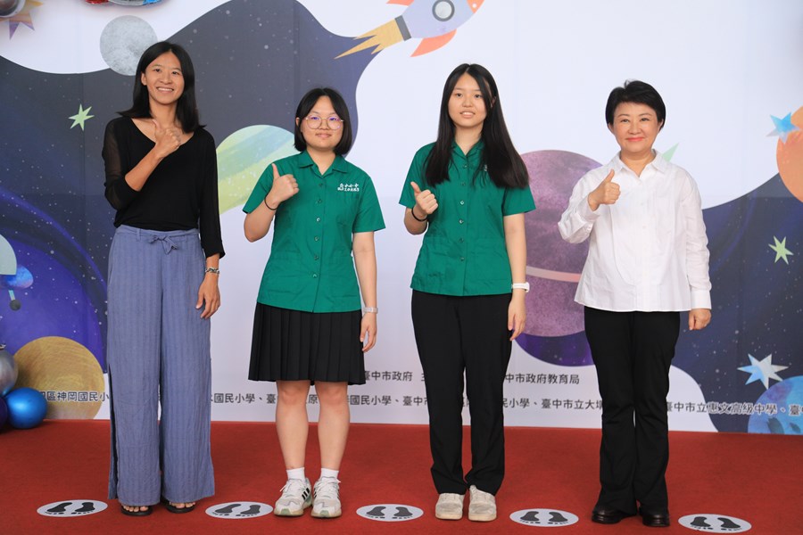 台中市高級中等以下學校112學年度畢業生市長獎合影(高中組)--TSAI (139)