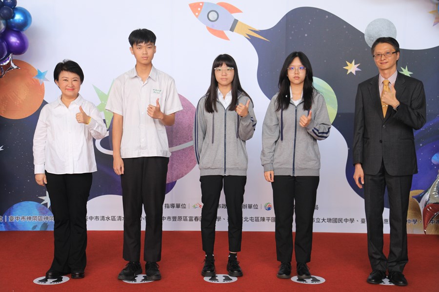 台中市高級中等以下學校112學年度畢業生市長獎合影(高中組)--TSAI (142)