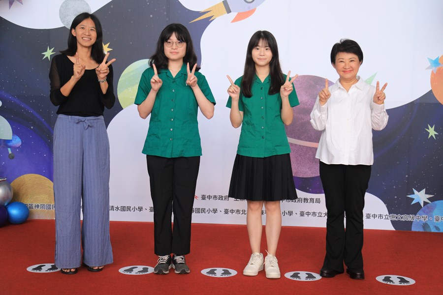 台中市高級中等以下學校112學年度畢業生市長獎合影(高中組)--TSAI (143)