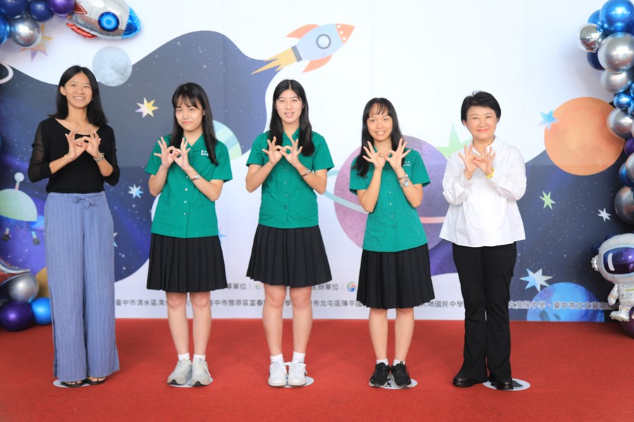 台中市高級中等以下學校112學年度畢業生市長獎合影(高中組)--TSAI (157)