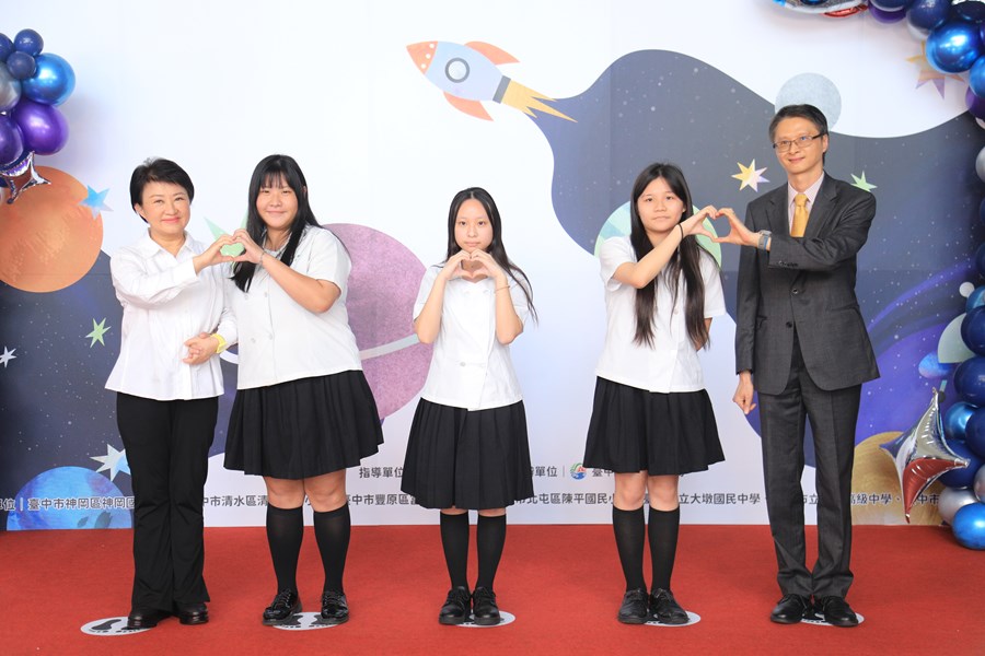 台中市高級中等以下學校112學年度畢業生市長獎合影(高中組)--TSAI (160)