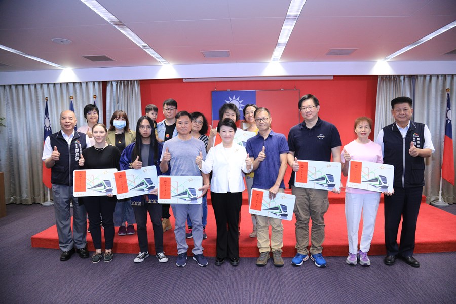 表揚台中捷運0521事件英勇市民----與盧市長及親友大合照
