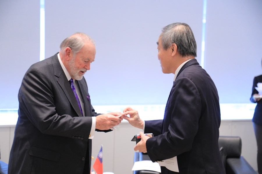 美國阿肯色州哈克比(Mike Huckabee)前州長一行拜會市府--TSAI (7)