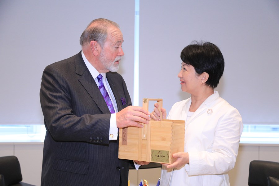美國阿肯色州哈克比(Mike Huckabee)前州長一行拜會市府--TSAI (38)