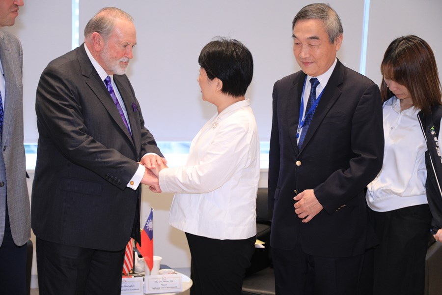 美國阿肯色州哈克比(Mike Huckabee)前州長一行拜會市府--TSAI (41)