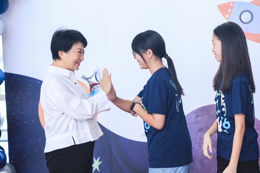 台中市高級中等以下學校112學年度畢業生市長獎合影 (6)