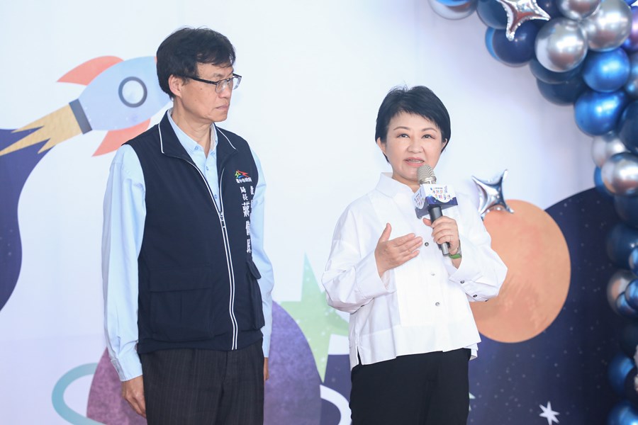 台中市高級中等以下學校112學年度畢業生市長獎合影 (9)